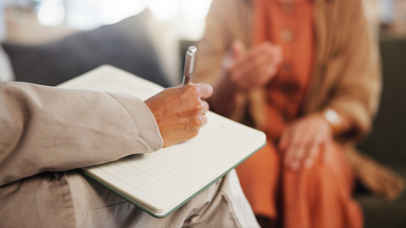 Profesional de la salud mental toma notas durante una consulta
